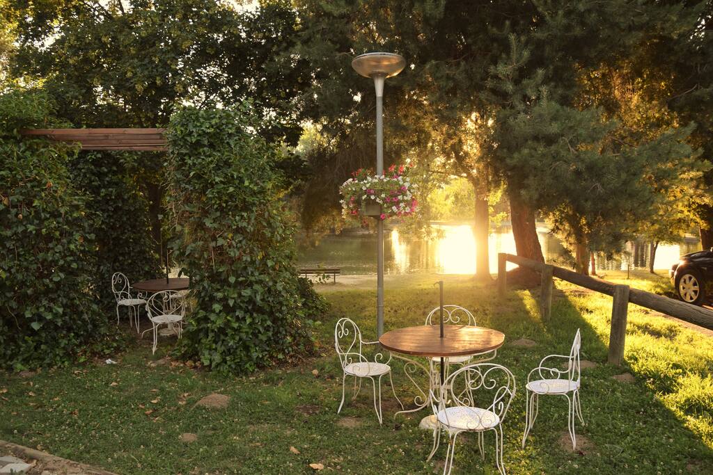 jardines del lago.