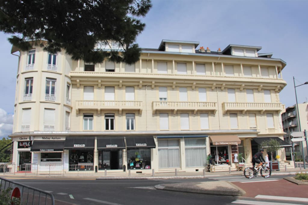 La résidence qui donne sur rue qui mène directement à la plage,avec les commerces sympa.