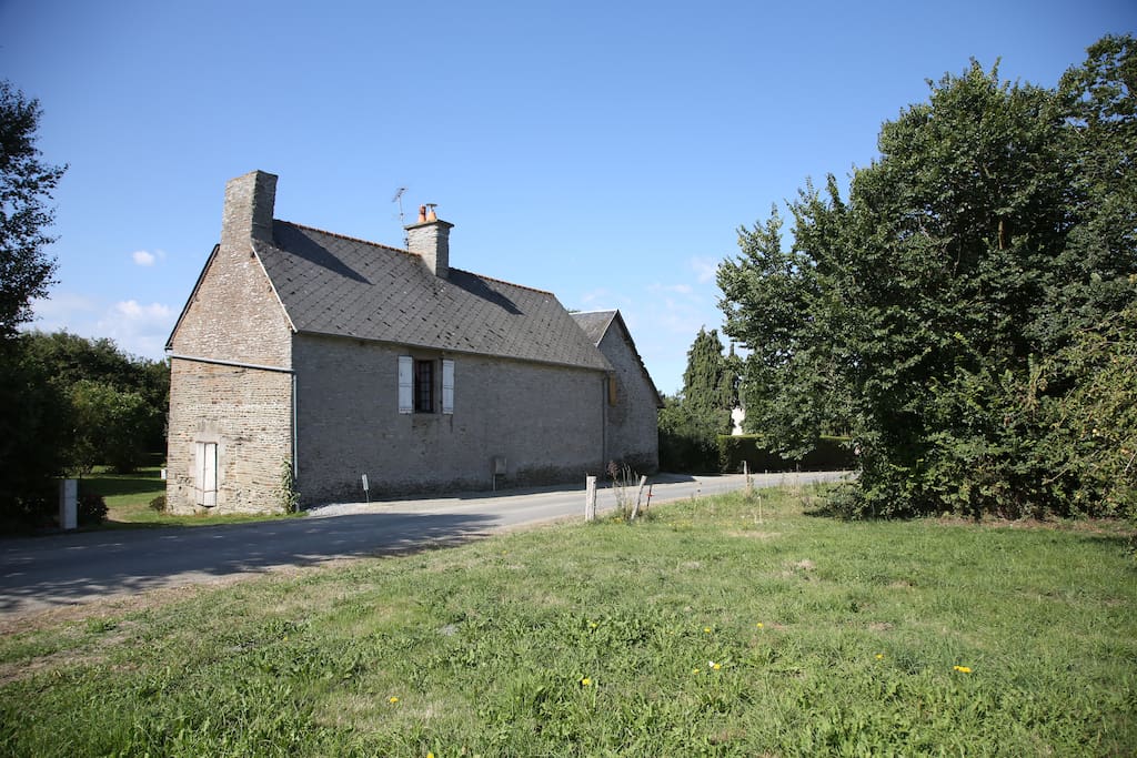Route et entrée de la propriété. N° 11 Frenel Beunerie