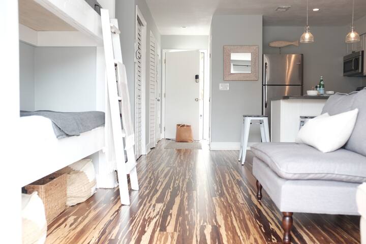 Seaside Studio 5 Min. Walk to Beach!!!!