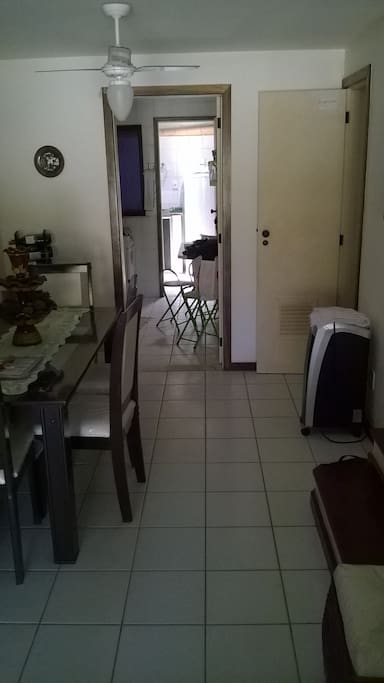Vista parcial das salas, da cozinha e da área de serviços