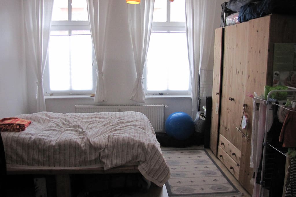 Schlafzimmer mit Kleiderschrank