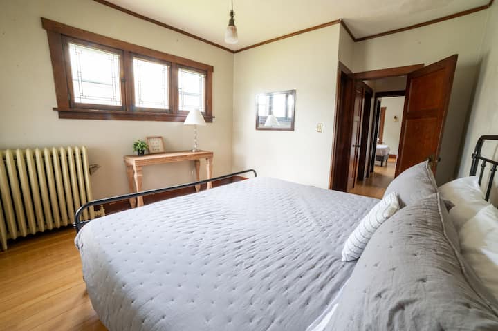 חדר שינה בקומה הראשונה עם מיטת Tuft ו - Needle King.  