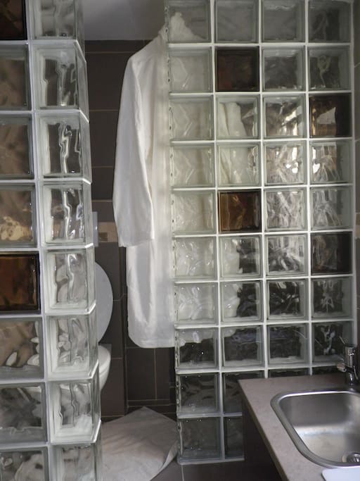 salle d'eau pratique avec tous les accessoires