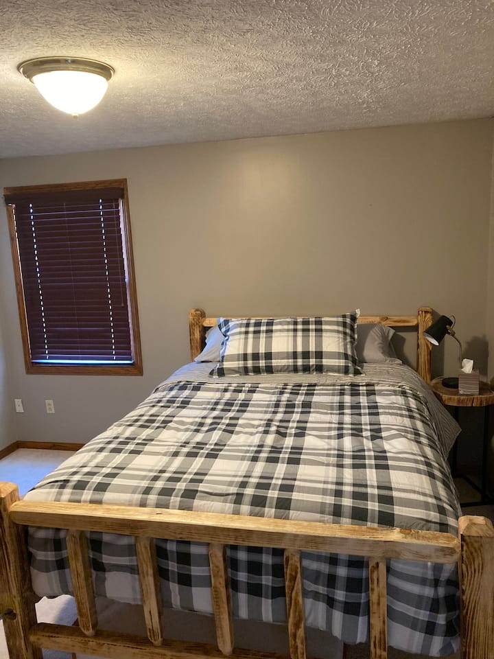 Cama tamaño queen en el segundo nivel con colchón individual extraíble