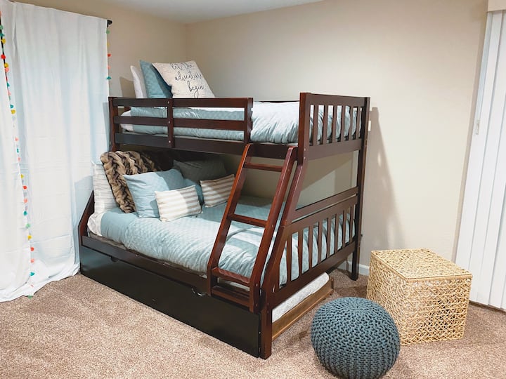 Bedroom 4: Full mattress + two twins