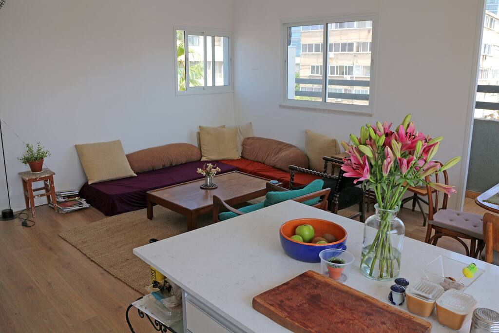 The living room (with 2 single mattresses)