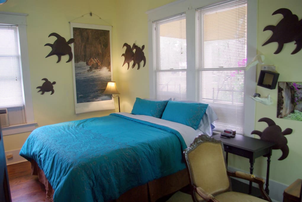 King sized bed, turtles, and ocean scene