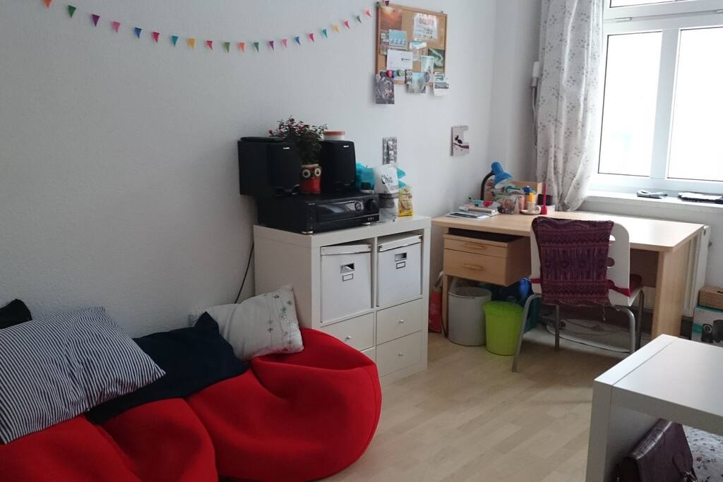 Schreibtisch und Ecke mit Sitzsack