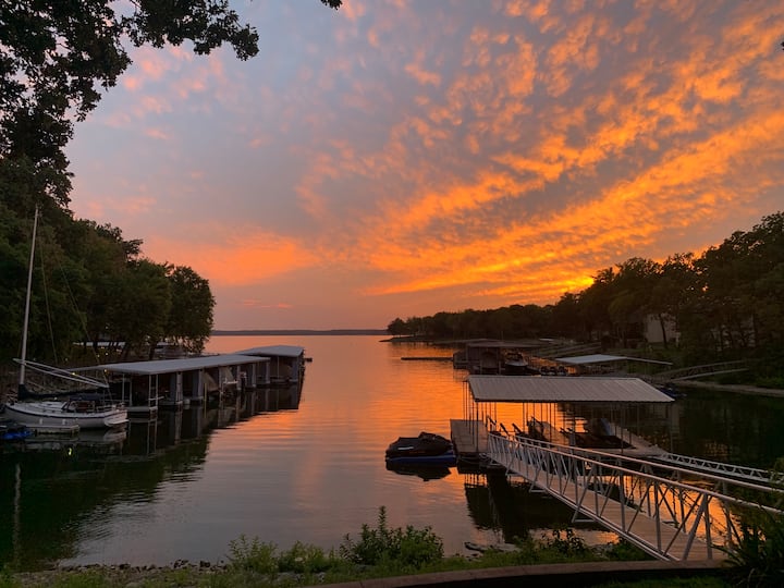 Lakefront on Monkey Island! 2 patios + swim dock! Houses for Rent in