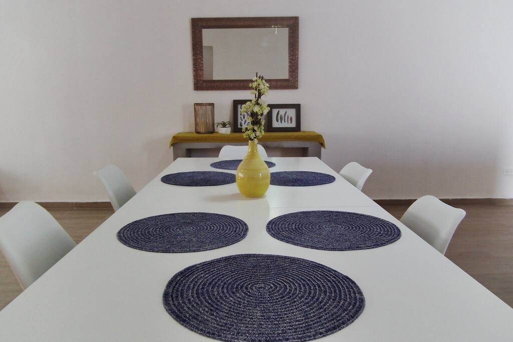 el comedor puede recibir hasta 8 comensales
