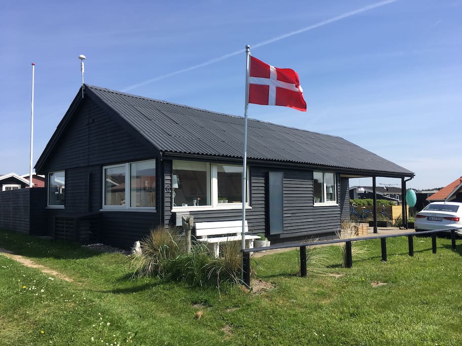 Sydvesthjørnet med udsigt mod klitter/hav og byen/South-west corner of house toward see and town