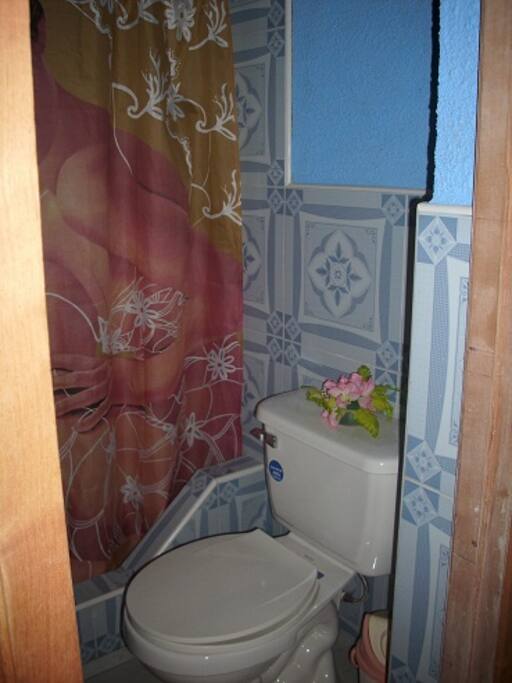 Baño independiente con agua caliente y fría la 24 horas