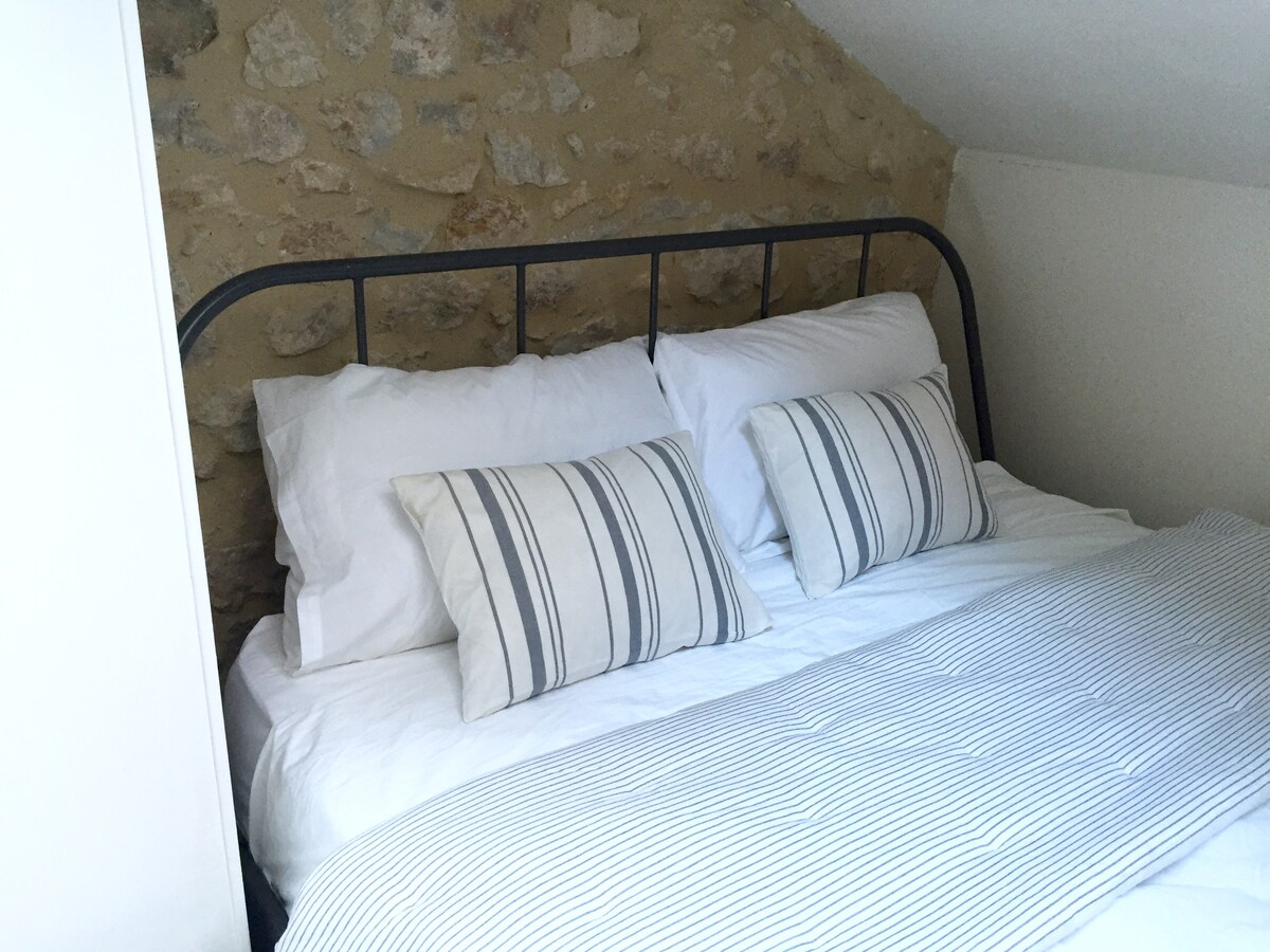 מיטת קינג בקומה העליונה