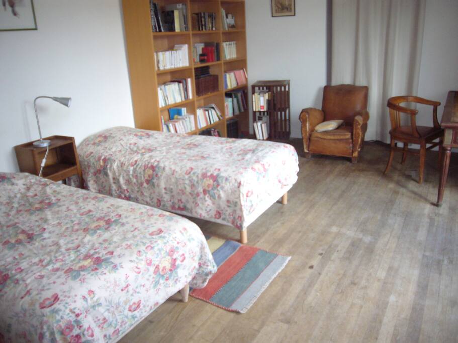 Chambre enfants RDC, bibliothèque et bureau