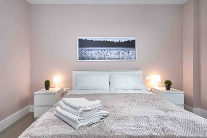 Luxury 2 Bedroom Apartment. Free Wifi and Parking gallery image 4