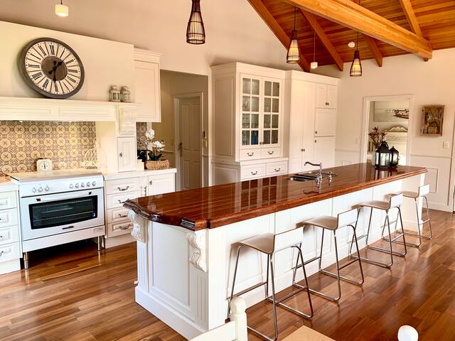 Luxury Lake-House Retreat: Squizzy* 2 min to beach gallery image 3