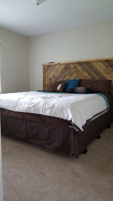 Bedroom 4, King bed