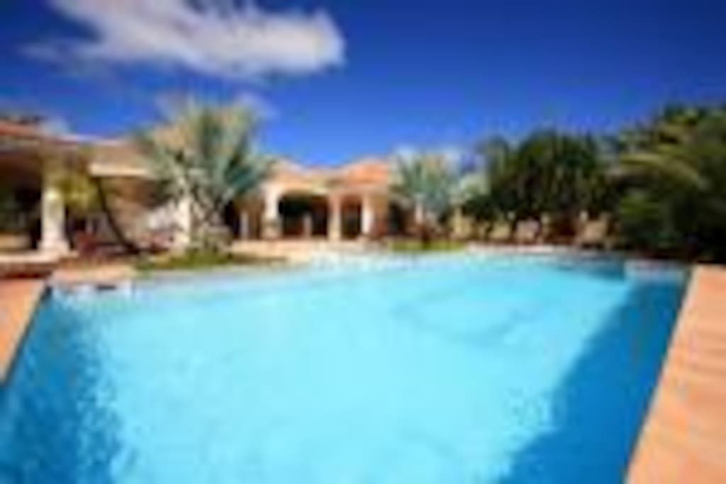 Une belle piscine privée