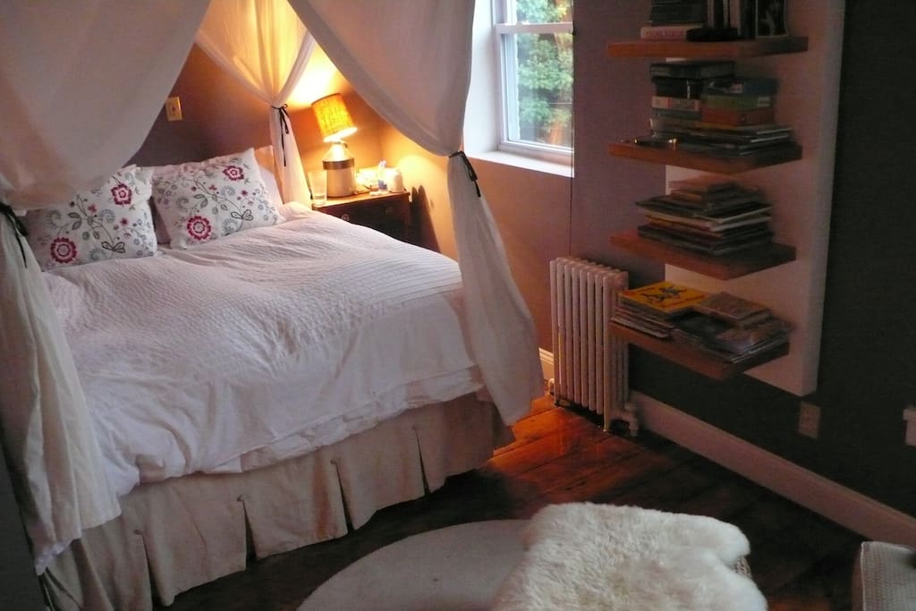 bedroom w/ queen sized bed