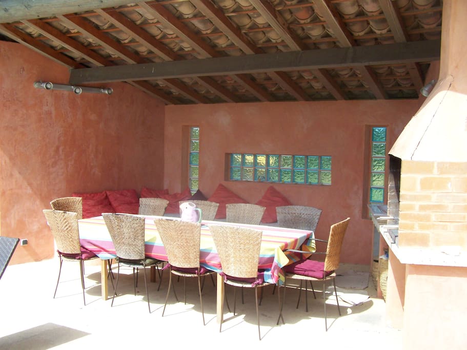 abri piscine avec cuisine extérieure