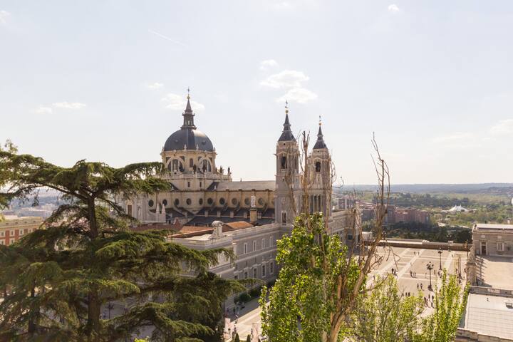 ABSOLUTELY AMAZING!!!! (CITY CENTER) gallery image 4