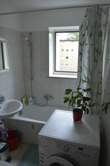 Badezimmer mit Dusche/Badewanne