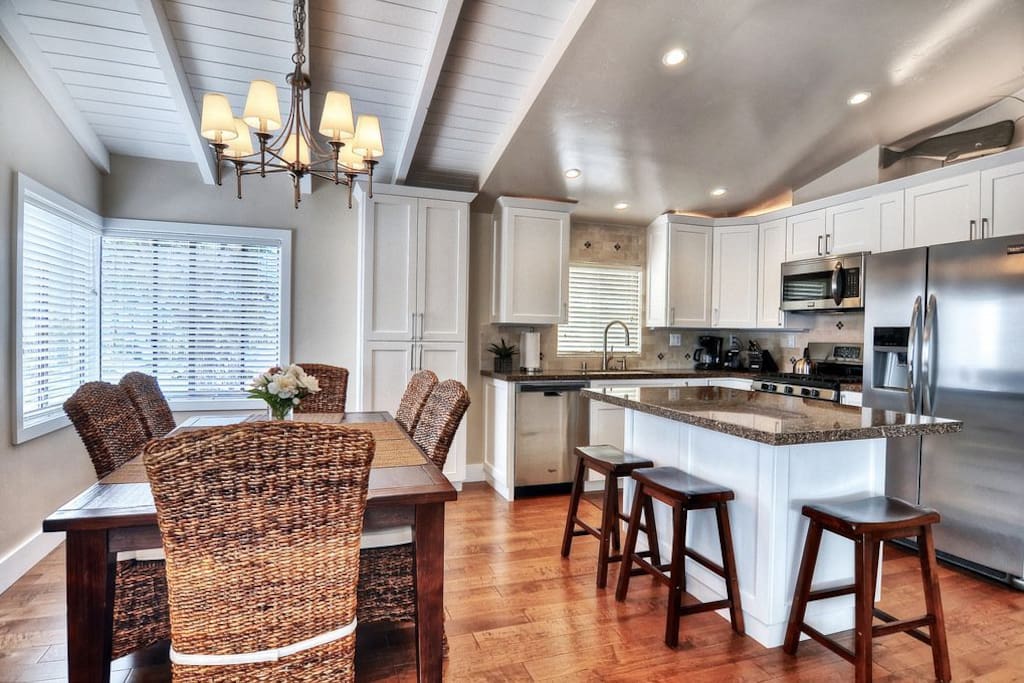 Comfortable Seating at Dining Table & Barstools for Island