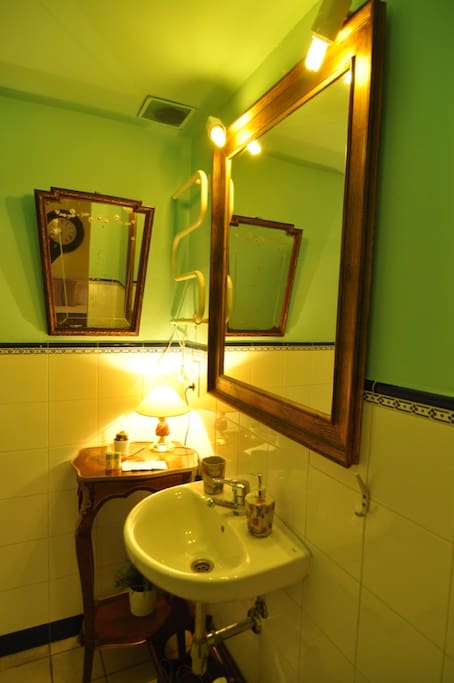 Complete bathroom with sink, toilete and shower with hidrojets