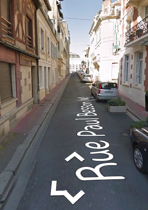 La rue Paul Besson (Casino au bout de la rue)