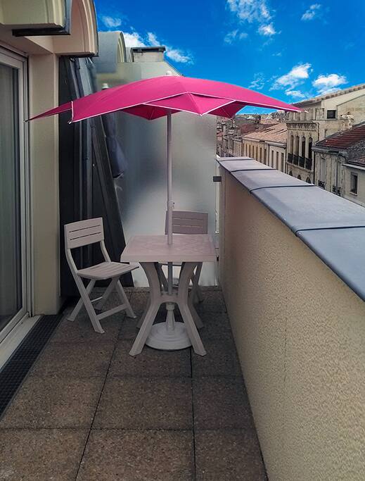 Terrasse orientée sud avec vue sur les toits de Bordeaux