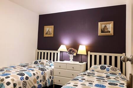Purple double room
It's very easy to reach Strip (just 10 mins) New Remodeled house:)