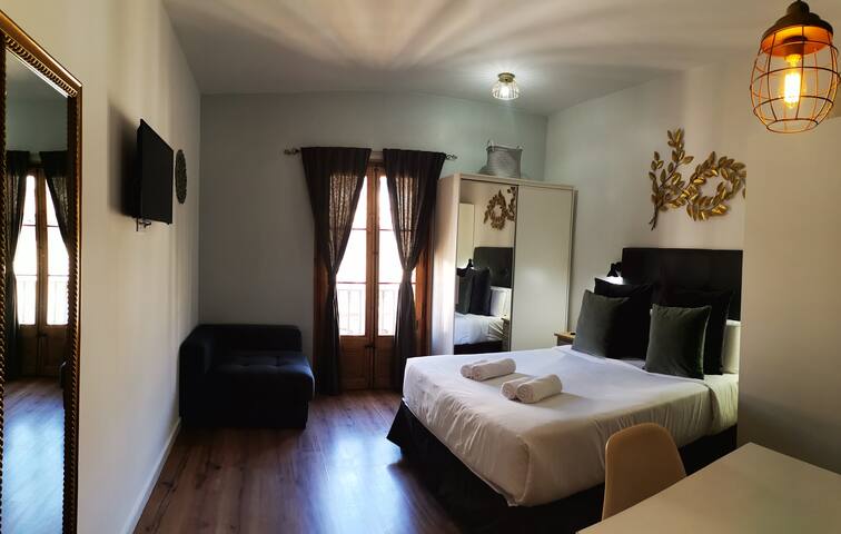 Nice Apt 3 bedrooms En Suite in the Gothic Quarter gallery image 3