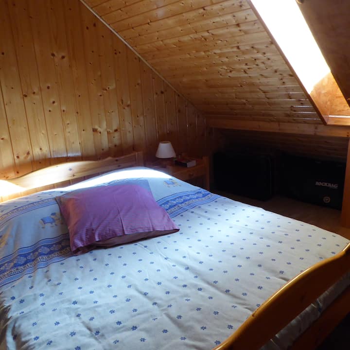 Chambre avec un lit double 140x190 et 2 lits superposés