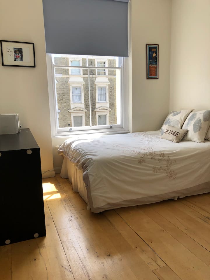 Chumba cha kulala cha pili na kitanda cha malkia. 