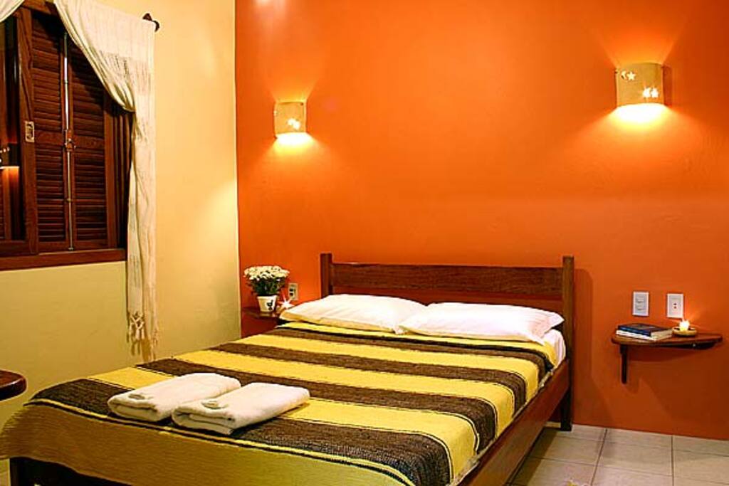 Quarto de casal com ventilador.