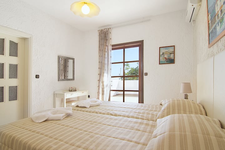 Bedroom with 2 single beds on the ground floor