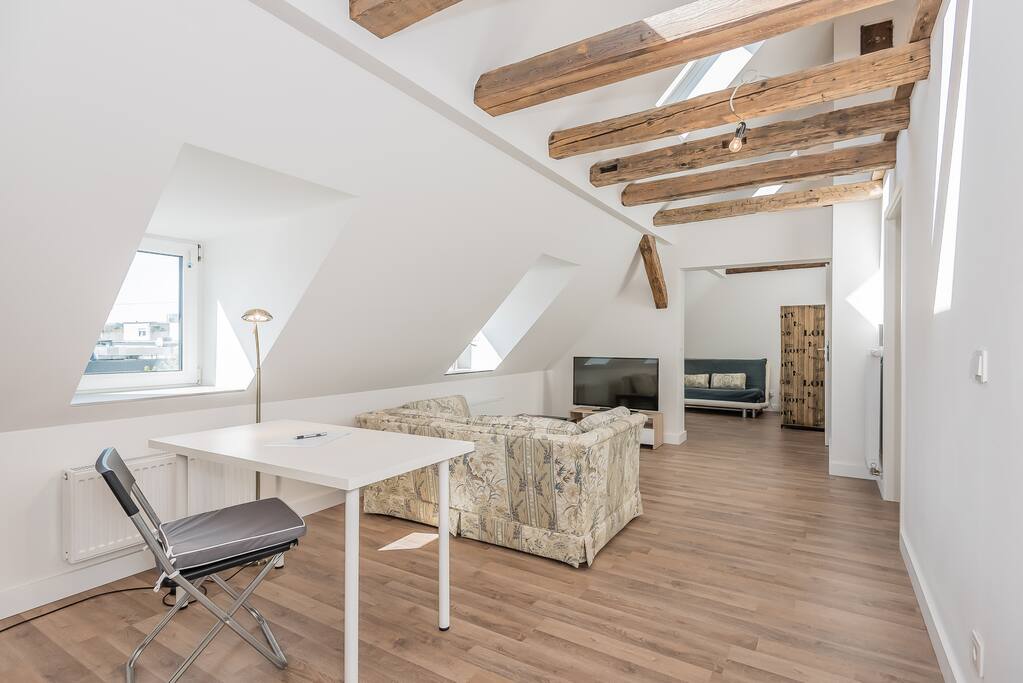 Schreibtisch mit Wifi in der gesamten Wohnung, TV mit internationalen Satelitenprogammen