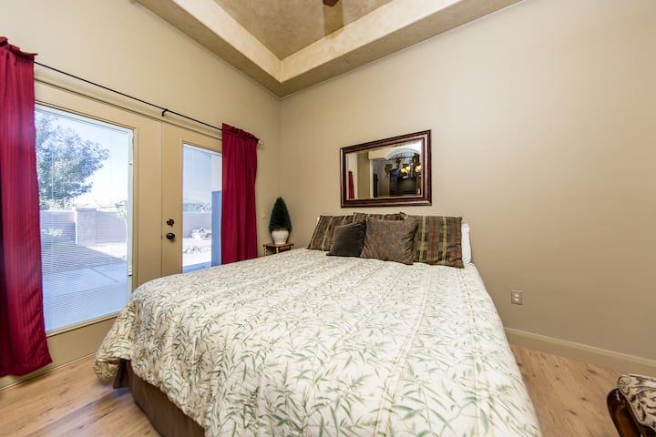 เดินออกจากห้องพักแบบเปิดโล่งกึ่งส่วนตัวในพื้นที่สำนักงานใกล้ประตูหน้า