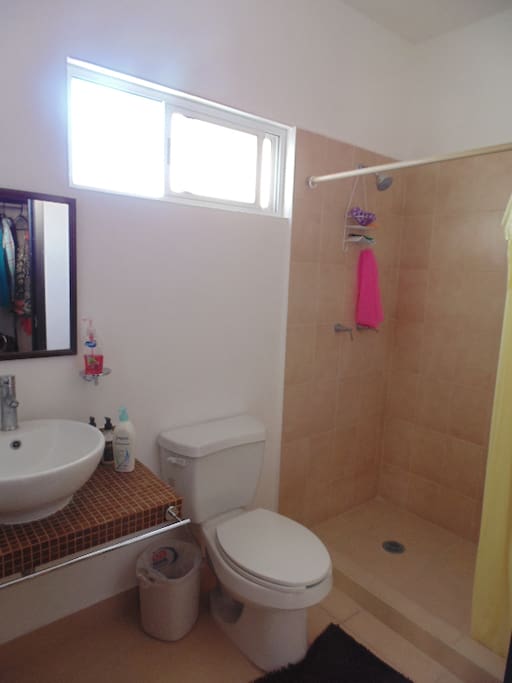 BAÑO AMPLIO Y LIMPIO