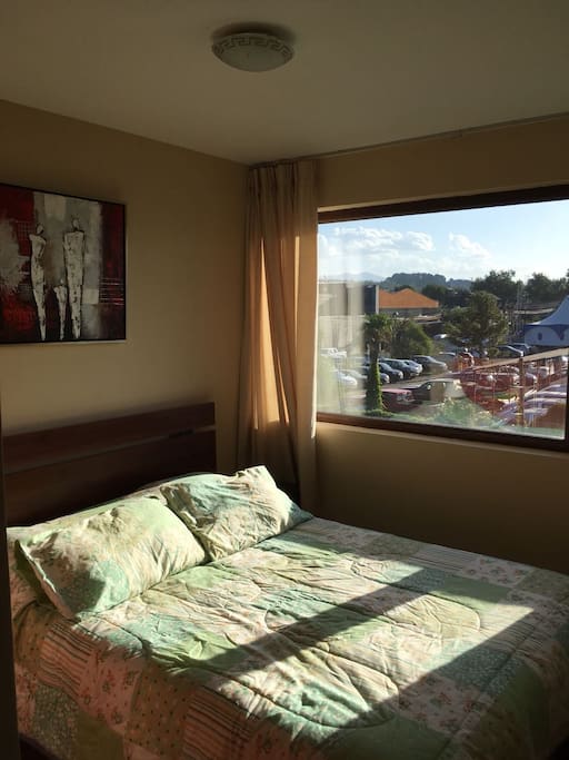 Dormitorio principal con cama matrimonial