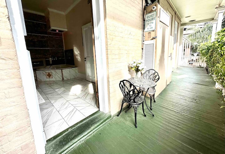 Fleur de lis套房私人阳台入口，心形，按摩浴缸， 7个淋浴头，带电视的步入式淋浴间，双梳妆台，冰箱，智能DIRECTV