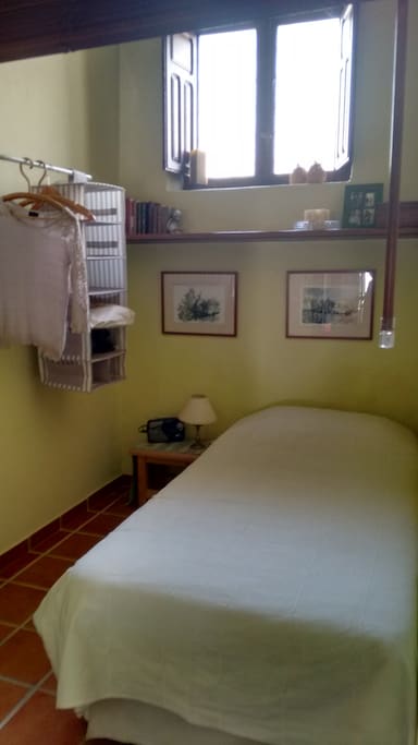 dormitorio individual con baño