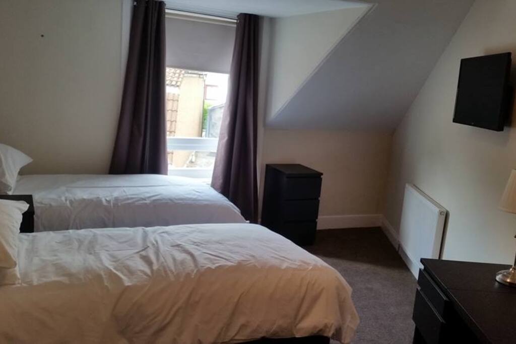 TWIN ROOM