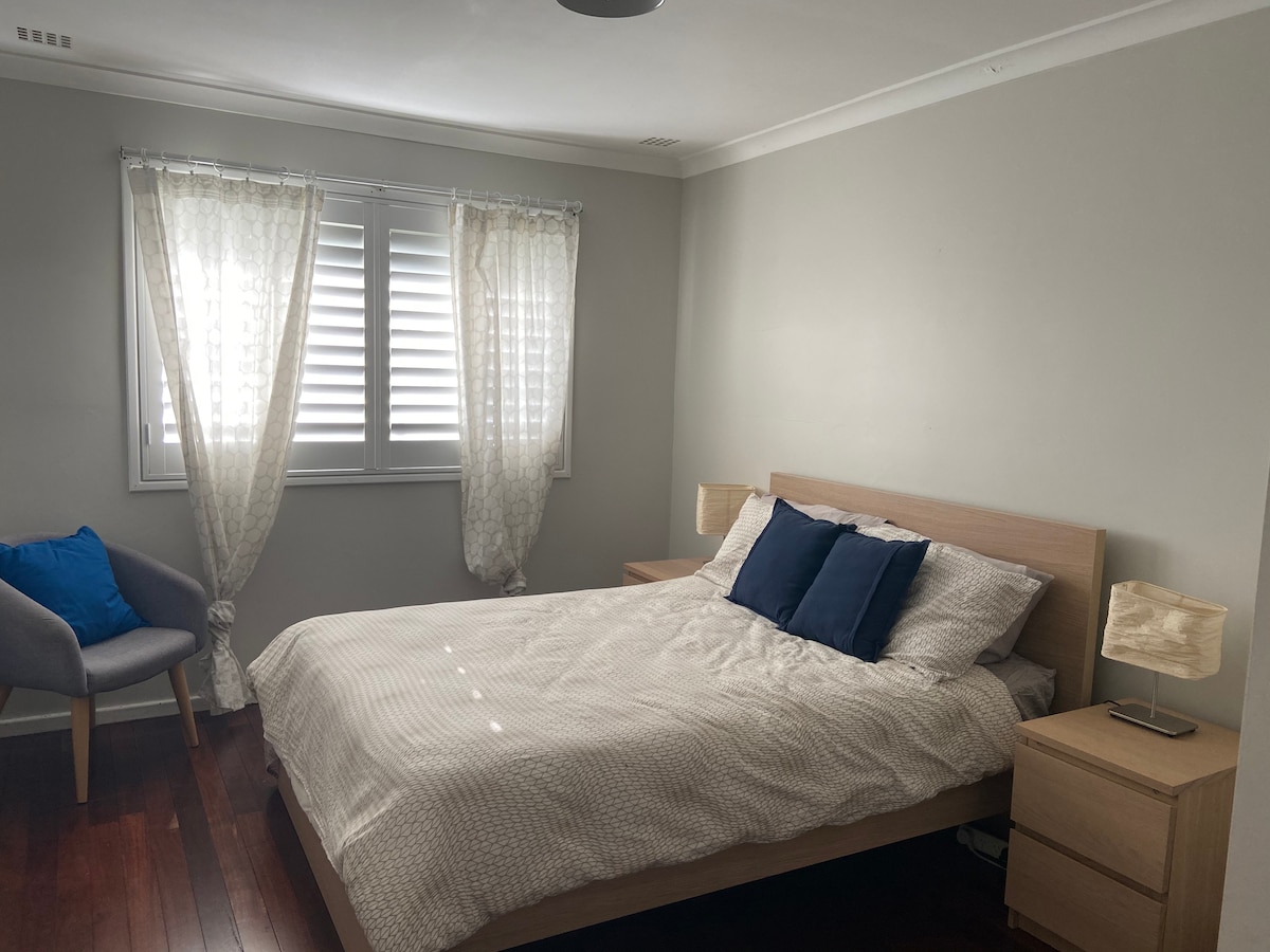 Spavaća soba 1 bračni krevet. Okrenut je prema prednjem dijelu kuće. 