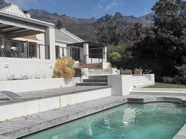 Family home with stunning entertainment areas! gallery image 3