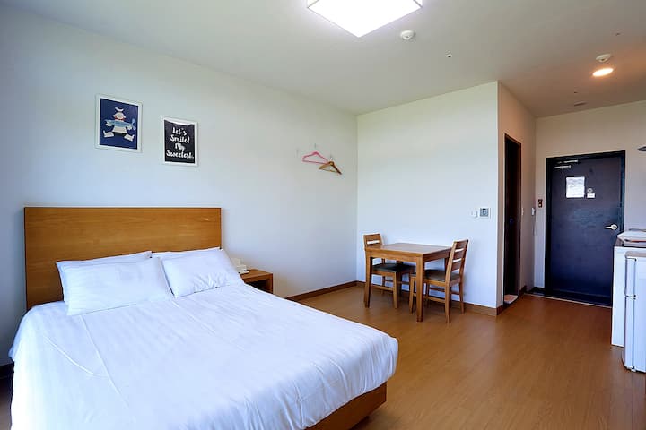 זה הנוף של הכניסה לחדר מהחלון. זה ריהוט פשוט עם תחושה של עץ, שיהיה נהדר לאנשים מסודרים.