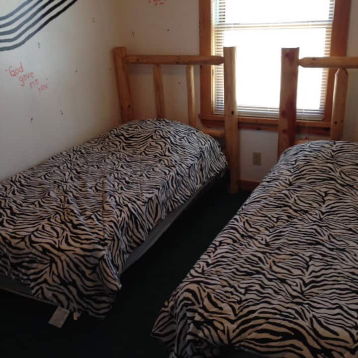 Chambre n °2 avec 2 lits jumeaux.