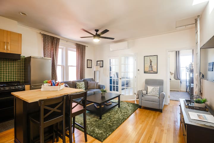 Trendy Astoria Apartment – 8 min to N/W Subway