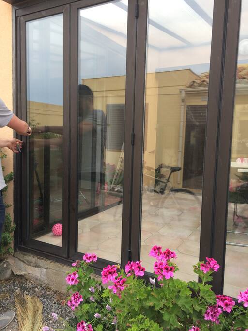 Entrée par la terrasse
Terrasse fermée mais pouvant s’ouvrir complètement